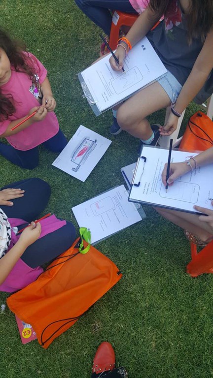 Η δράση περιλαμβάνει δανειστικά σακίδια με δραστηριότητες που απευθύνονται στα παιδιά και στους ενήλικες που τα συνοδεύουν στους χώρους της πινακοθήκης.