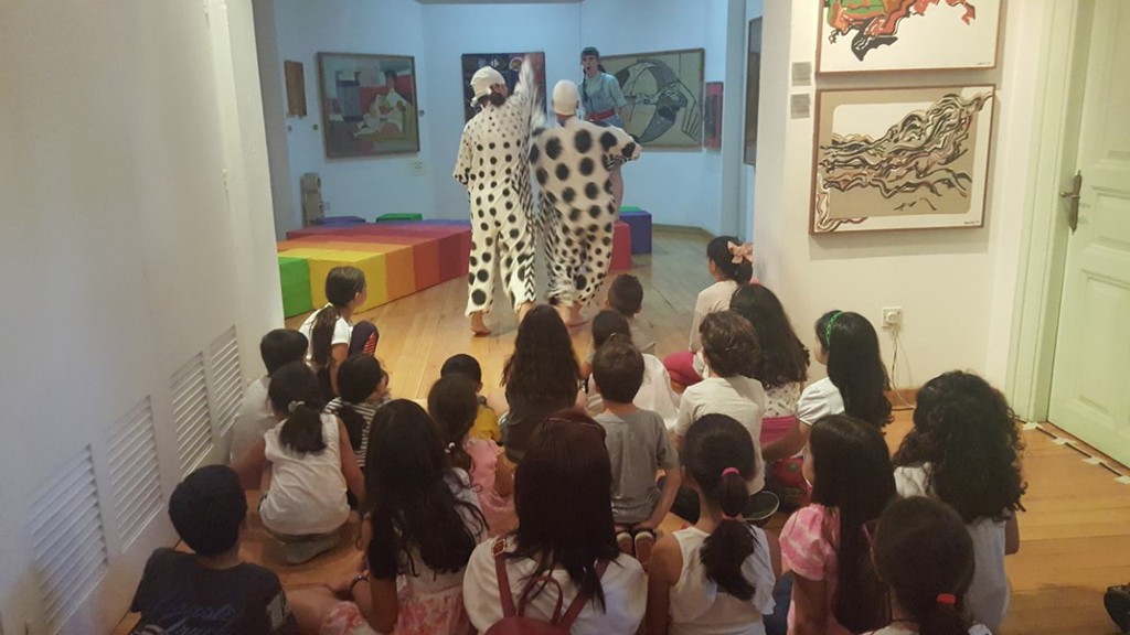 Η εκδήλωση ολοκληρώθηκε με δύο παιδικές παραστάσεις του έργου Jakatoumba, της χορογράφου Λίας Χαράκη. 