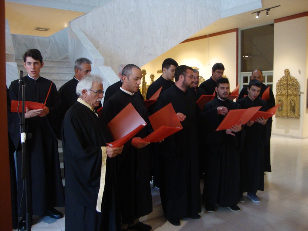 Το χορόψαλτο «Κύπριοι Μελωδοί» ψάλλουν αναστάσιμους ύμνους κατά την έναρξη της εκδήλωσης.