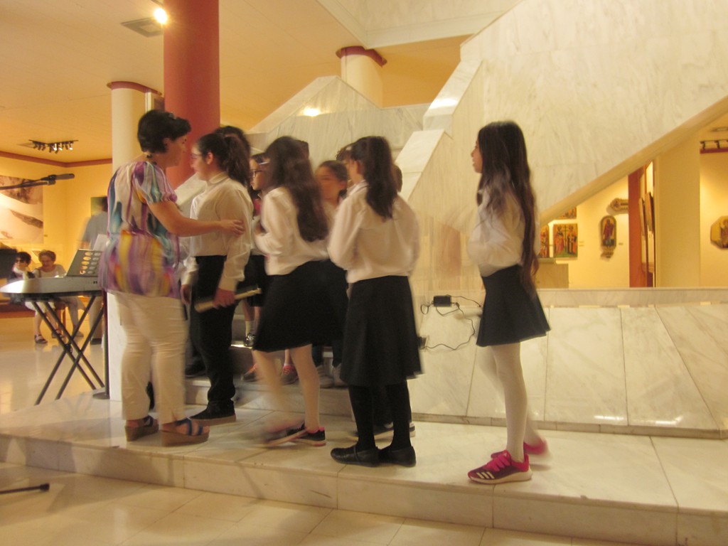 Μέρος της χορωδίας του Περιφερειακού Ασίνου διανθίζει μελωδικά την εκδήλωση.