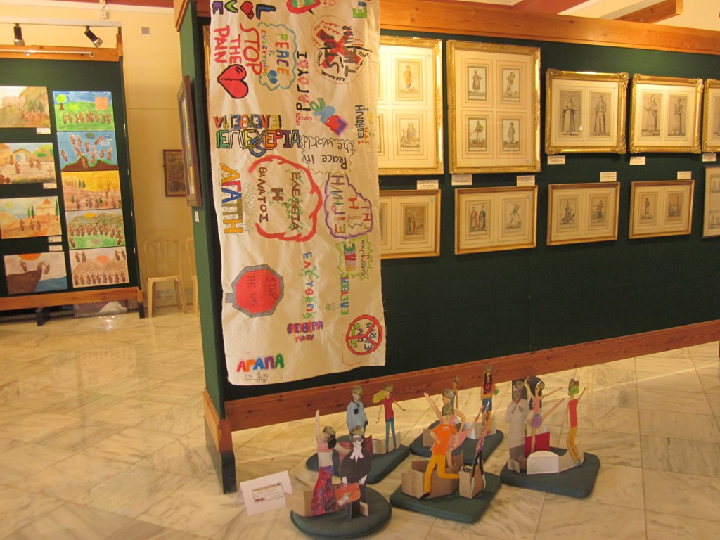 Έργα των παιδιών εκτίθενται δίπλα από αυθεντικούς πίνακες ζωγραφικής, τους οποίους «υιοθέτησαν».