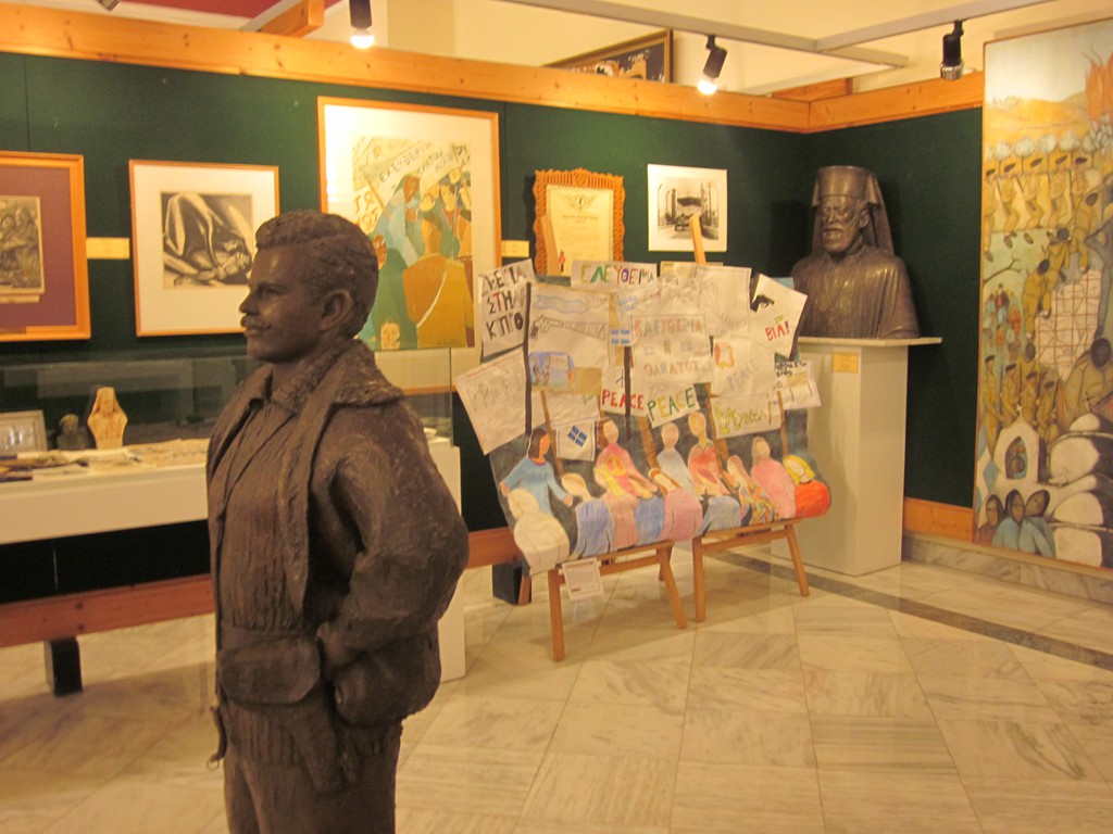 Έργα των παιδιών εκτίθενται δίπλα από αυθεντικούς πίνακες ζωγραφικής, τους οποίους «υιοθέτησαν».