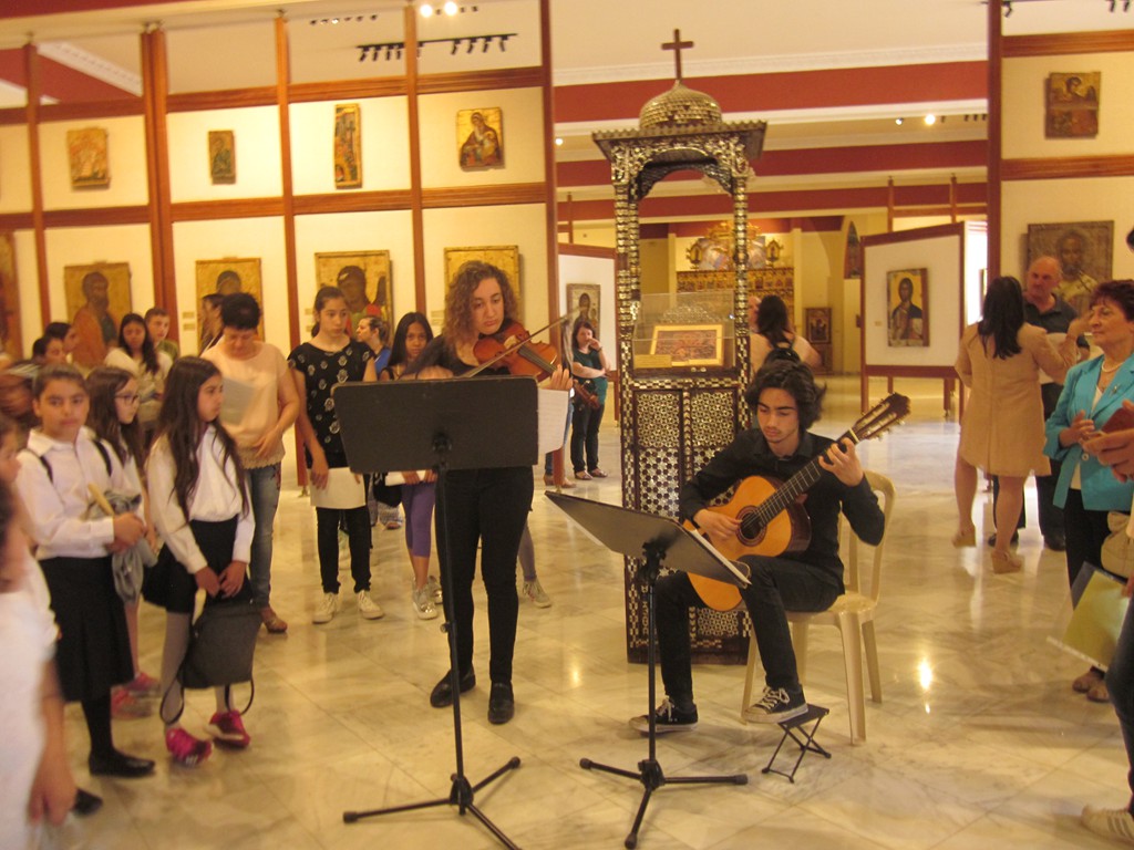 Παιδιά από το Μουσικό Λύκειο Λευκωσίας συνοδεύουν μουσικά την εκδήλωση.
