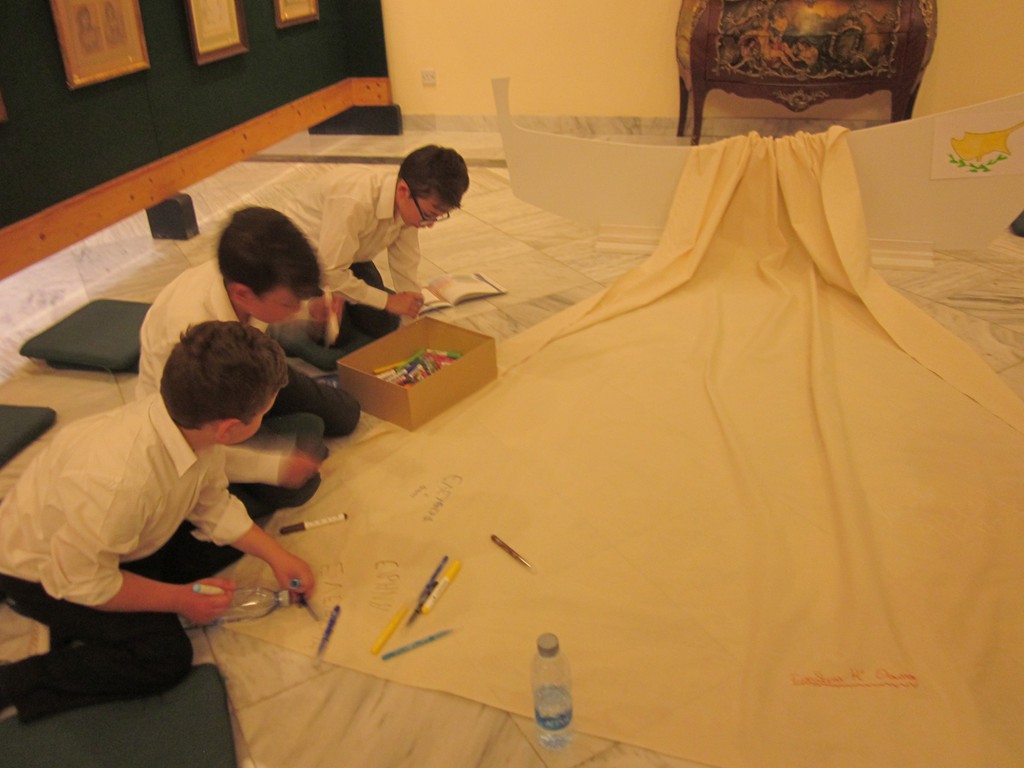 Εικαστικός σταθμός: παιδιά εμπνευσμένα από τους πίνακες της Πινακοθήκης του Ρομαντισμού ζωγραφίζουν το πανί του καραβιού της Ελευθερίας. 