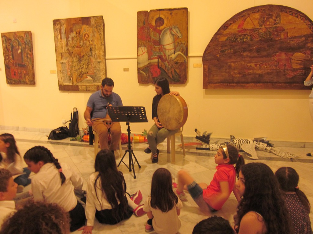 «Του αγίου Γεωργίου», παραδοσιακό Καππαδοκίας μπροστά από την εικόνα του Αγίου Γεωργίου. 