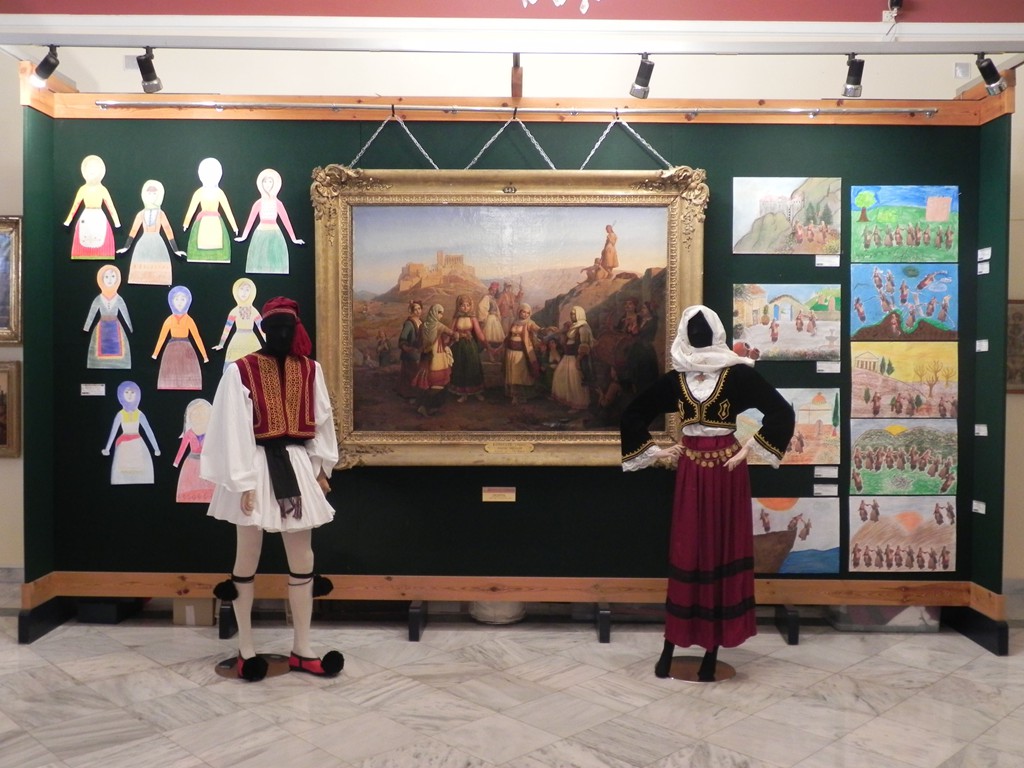 Έργα των παιδιών εκτίθενται δίπλα από τον πίνακα «Χορός στην Πνύκα» τον οποίο «υιοθέτησαν».   