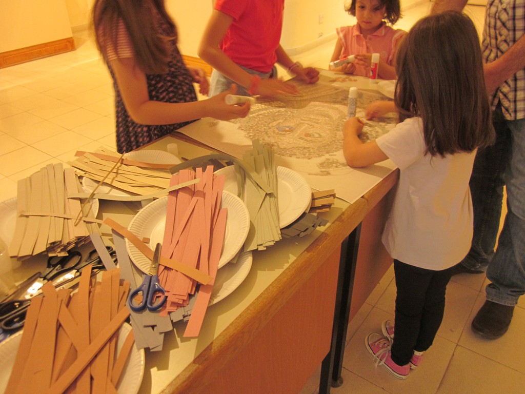 Εικαστικός σταθμός: παιδιά φτιάχνουν σύνθεση με την τεχνική του ψηφιδωτού δίπλα από τα ψηφιδωτά θραύσματα της Παναγίας Κανακαριάς.  