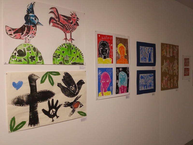 Οι μαθητές/τριες δημιούργησαν έργα με διάφορες τεχνικές της χαρακτικής, όπως: μονοτυπία, υψιτυπία, κολλαγραφία, λινογραφία, μικτές τεχνικές και καλλιτεχνικό βιβλίο. 