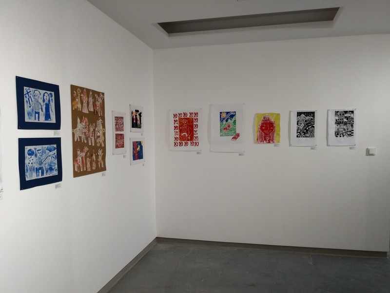 Οι μαθητές/τριες δημιούργησαν έργα με διάφορες τεχνικές της χαρακτικής, όπως: μονοτυπία, υψιτυπία, κολλαγραφία, λινογραφία, μικτές τεχνικές και καλλιτεχνικό βιβλίο. 