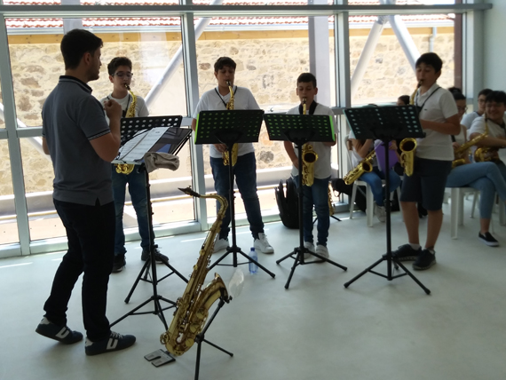 Η εκδήλωση διανθίστηκε με ορχηστρική μουσική από σύνολο σαξοφώνων, μαθητών/τριών δημοτικών σχολείων, της Μουσικής Σχολής Ιφιγένειας Τερπίζη. 