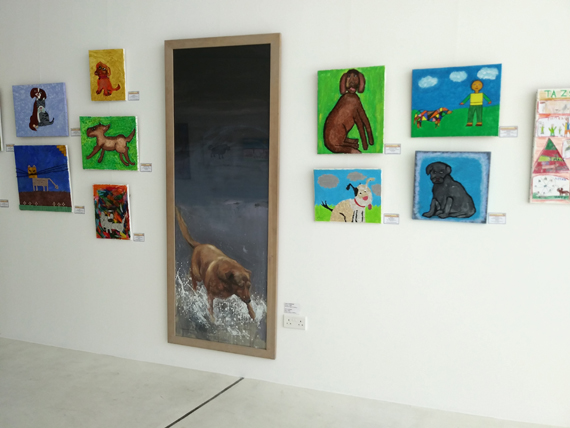 Τα παιδικά έργα τοποθετήθηκαν δίπλα στα έργα Κυπρίων καλλιτεχνών, που απεικονίζουν φιγούρες ζώων, αναδεικνύοντας έτσι τον διάλογο που επιτυγχάνεται ανάμεσα στον κόσμο των παιδιών και στον κόσμο των καλλιτεχνών.