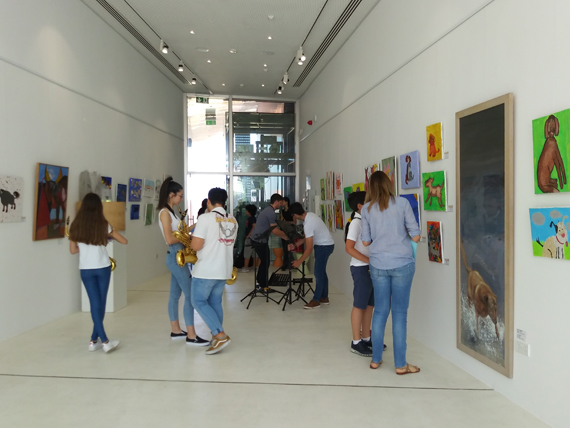 Τα εγκαίνια της έκθεσης τέλεσε ο Δήμαρχος Πάφου κ. Φαίδωνας Φαίδωνος. Χαιρετισμούς απηύθυναν ο Πρώτος Λειτουργός Εκπαίδευσης του Επαρχιακού Γραφείου Πάφου κ. Γενεθλής Γενεθλίου και η Επιθεωρήτρια Δημοτικής Εκπαίδευσης, υπεύθυνη για το συγκεκριμένο εκπαιδευτικό πρόγραμμα κ. Τερέζα Λαμπριανού.