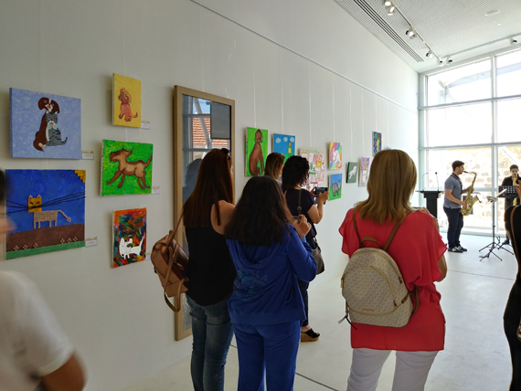 Τα εγκαίνια της έκθεσης τέλεσε ο Δήμαρχος Πάφου κ. Φαίδωνας Φαίδωνος. Χαιρετισμούς απηύθυναν ο Πρώτος Λειτουργός Εκπαίδευσης του Επαρχιακού Γραφείου Πάφου κ. Γενεθλής Γενεθλίου και η Επιθεωρήτρια Δημοτικής Εκπαίδευσης, υπεύθυνη για το συγκεκριμένο εκπαιδευτικό πρόγραμμα κ. Τερέζα Λαμπριανού.