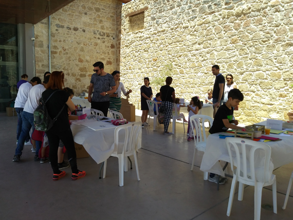 Μετά τα εγκαίνια της έκθεσης, η εκδήλωση διανθίστηκε με εικαστικές δραστηριότητες στο προαύλιο.