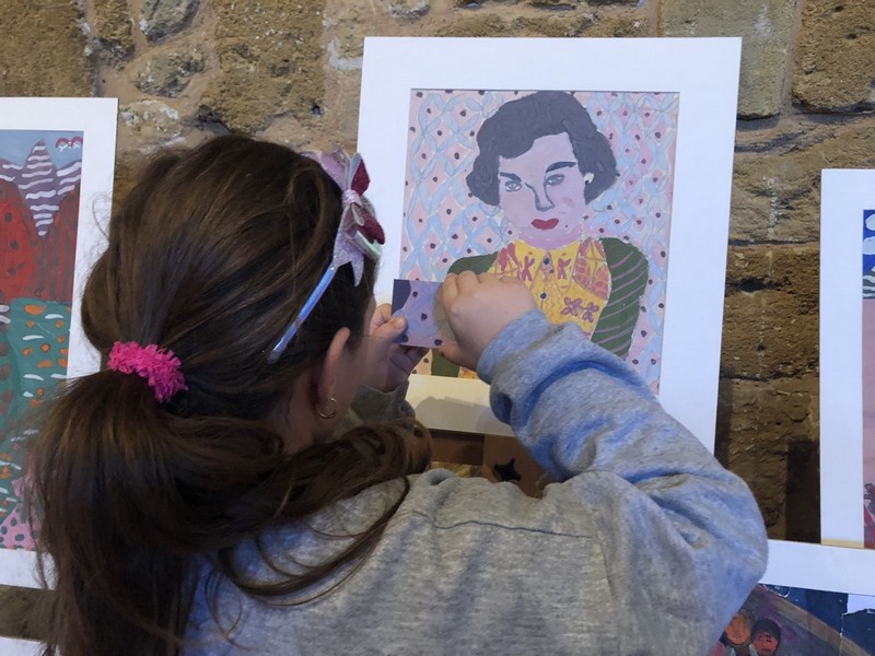 Τα παιδιά παρατηρούν τα έργα της έκθεσης συμμετέχοντας στα εκπαιδευτικά προγράμματα. 