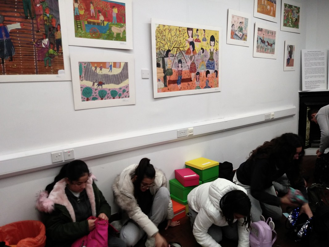 Μαθητές και μαθήτριες επισκέπτονται τη Στέγη Γραμμάτων και Τεχνών, στη Λάρνακα για να δουν την έκθεση, η οποία μεταφέρθηκε εκεί από 10 ως 14 Φεβρουαρίου 2020 