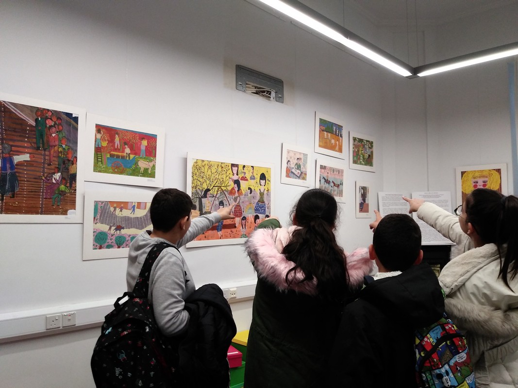 Τα παιδιά συμμετέχουν στα εκπαιδευτικά προγράμματα που σχεδιάστηκαν ειδικά για την έκθεση, μέσα στους χώρους της  Στέγης  Γραμμάτων και Τεχνών, στη Λάρνακα, 10-14 Φεβρουαρίου 2020 