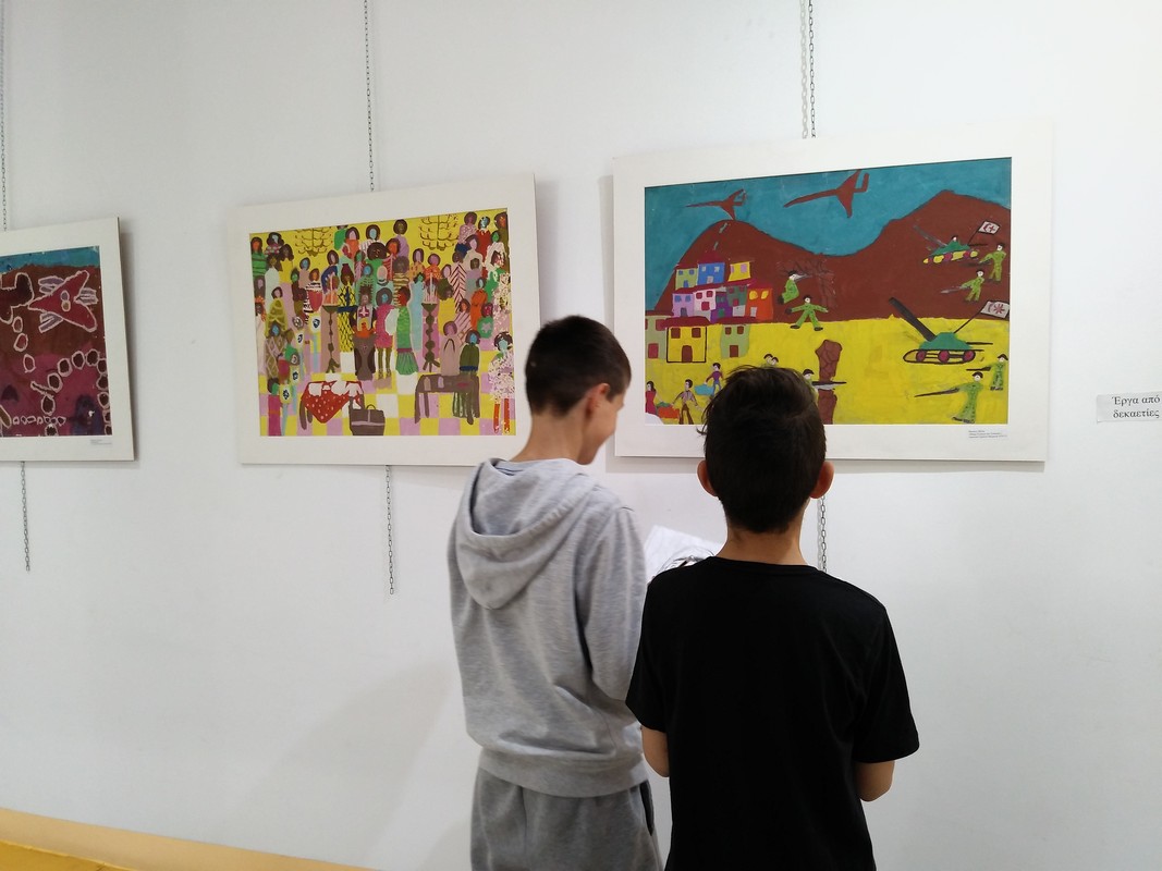 Τα παιδιά παρατηρούν τα έργα της έκθεσης συμμετέχοντας στα εκπαιδευτικά προγράμματα, μέσα στους χώρους της   Παλιάς Ηλεκτρικής, Δήμου Πάφου, 3-10 Μαρτίου 2020.  