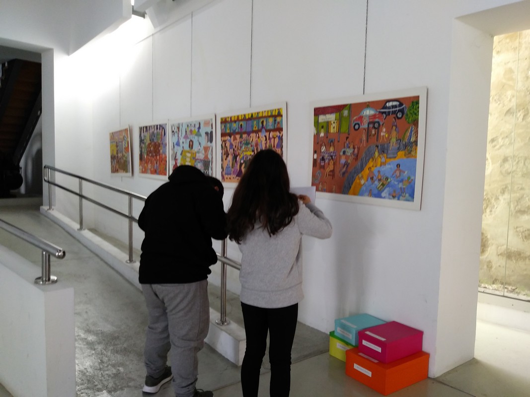 Τα παιδιά παρατηρούν τα έργα της έκθεσης συμμετέχοντας στα εκπαιδευτικά προγράμματα, μέσα στους χώρους της   Παλιάς Ηλεκτρικής, Δήμου Πάφου, 3-10 Μαρτίου 2020.  