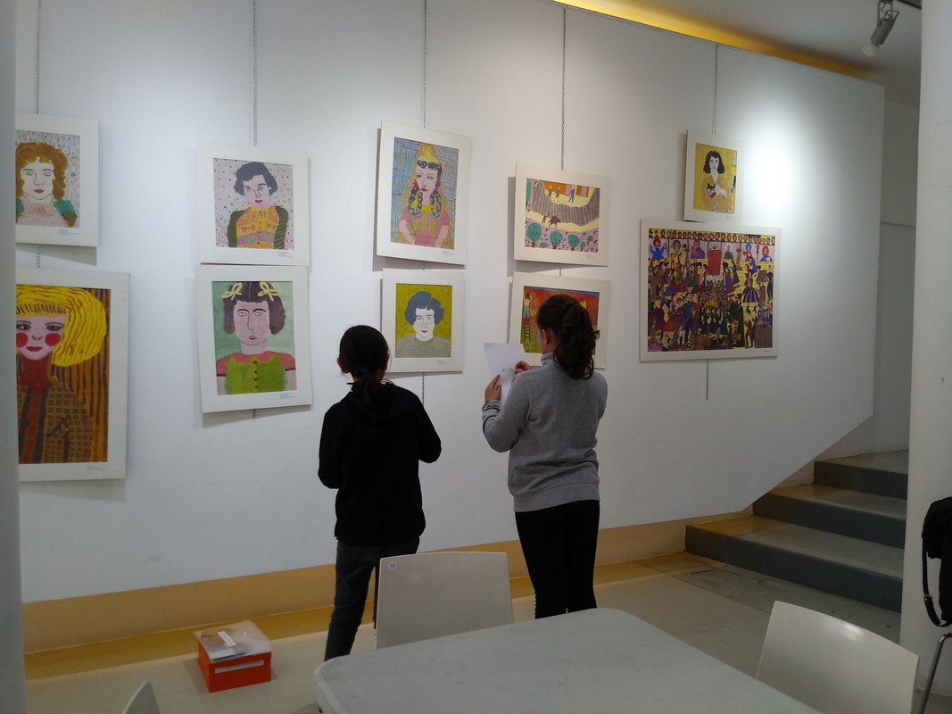 Τα παιδιά παρατηρούν τα έργα της έκθεσης συμμετέχοντας στα εκπαιδευτικά προγράμματα, μέσα στους χώρους της   Παλιάς Ηλεκτρικής, Δήμου Πάφου, 3-10 Μαρτίου 2020.  